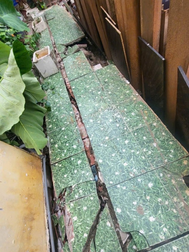 Quá trình ép cọc, đào móng của chủ đầu tư tại lô đất BT1.10 đã gây sụt lún tường rào, lối đi chung tiếp giáp với căn biệt thự BT1.9