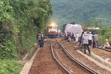 Đường sắt Bắc - Nam thông tuyến sau sự cố tàu trật bánh trên đèo Hải Vân