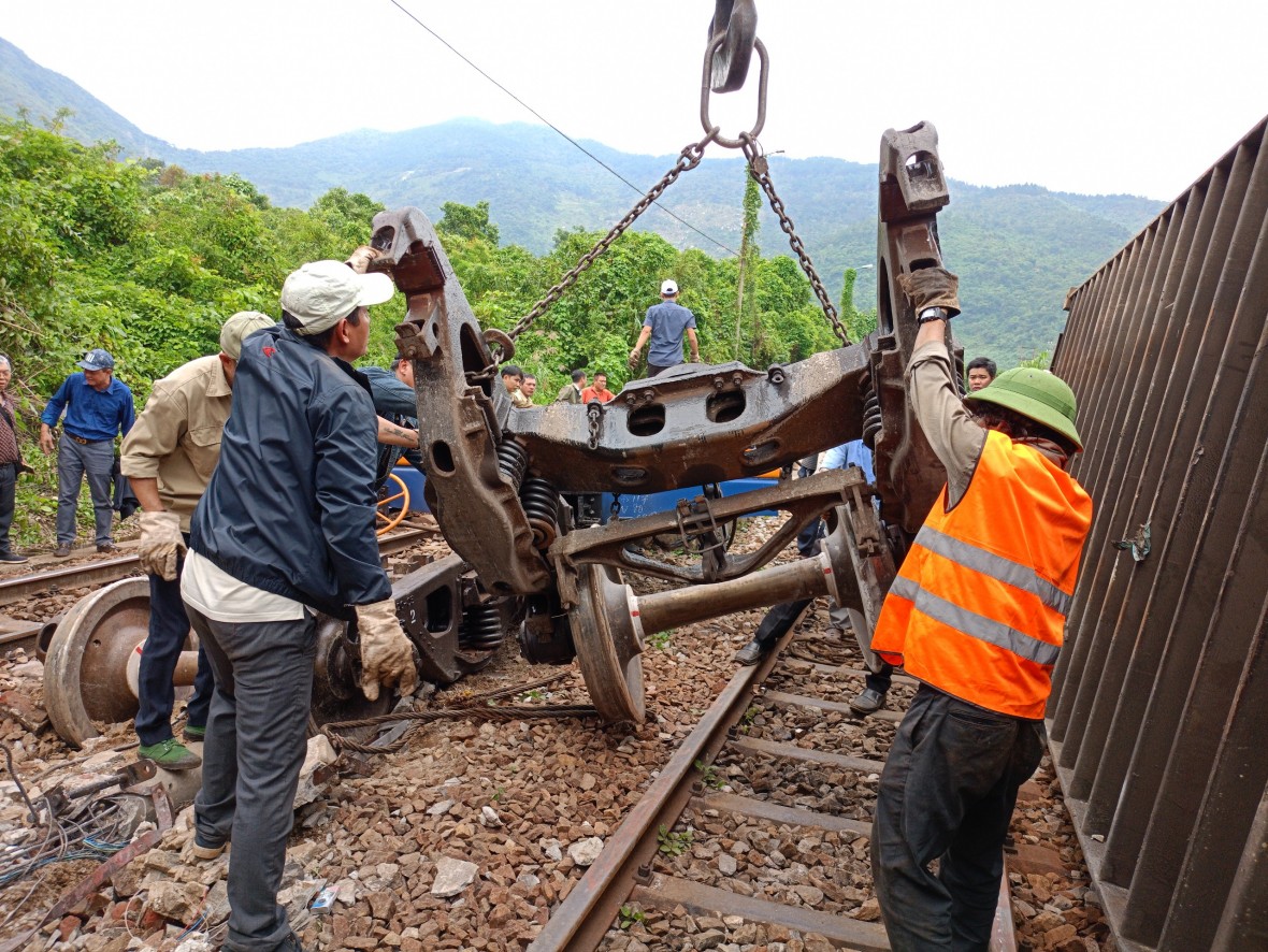 Đường sắt Bắc - Nam thông tuyến sau sự cố tàu trật bánh trên đèo Hải Vân