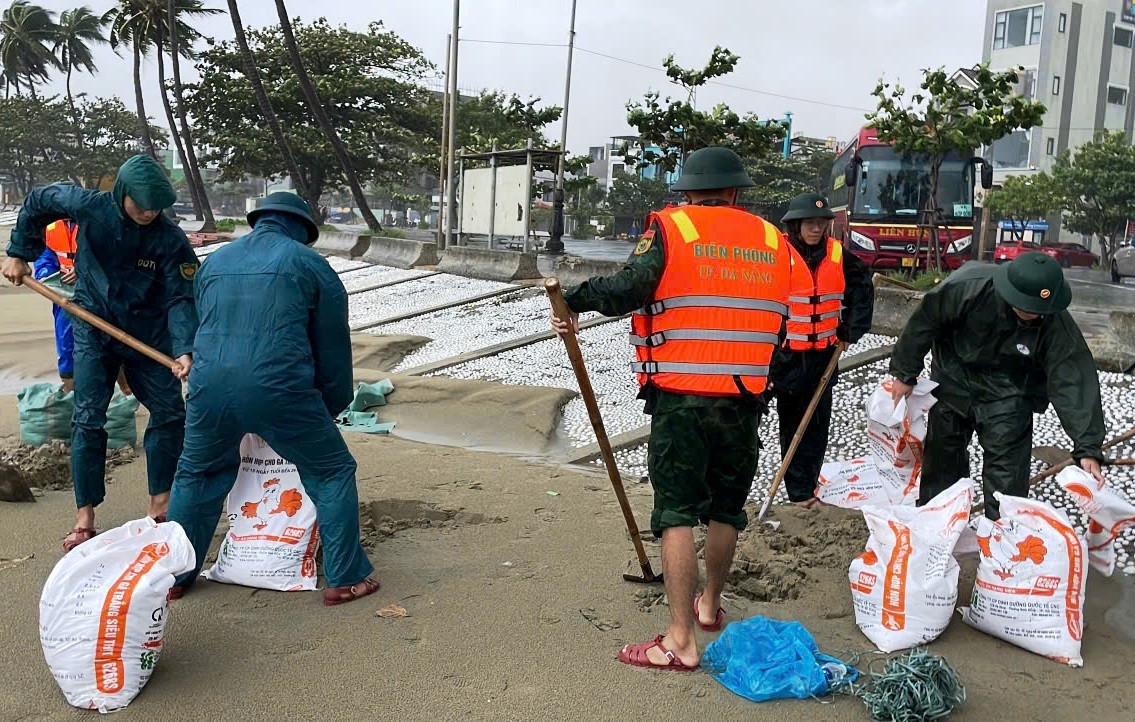 Mưa lớn gây ngập úng, Đà Nẵng ứng cứu người dân vùng ngập nặng