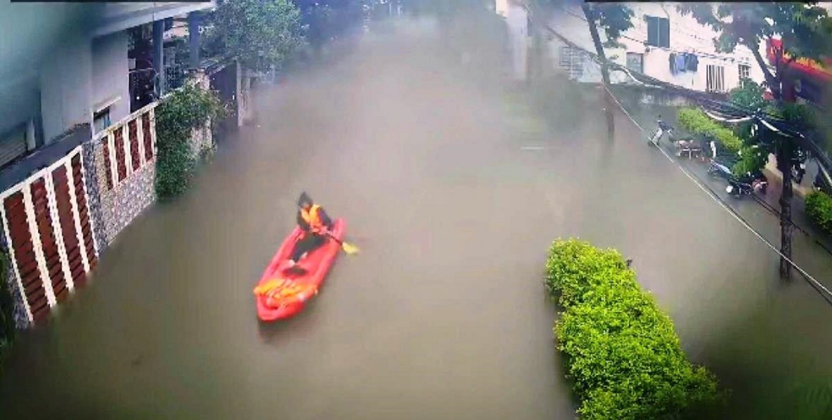 Mưa lớn gây ngập úng, Đà Nẵng ứng cứu người dân vùng ngập nặng