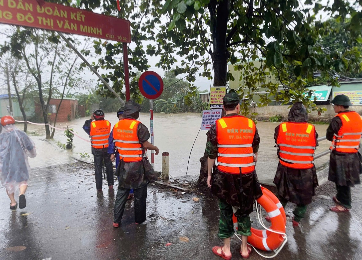 Mưa lớn gây ngập úng, Đà Nẵng ứng cứu người dân vùng ngập nặng