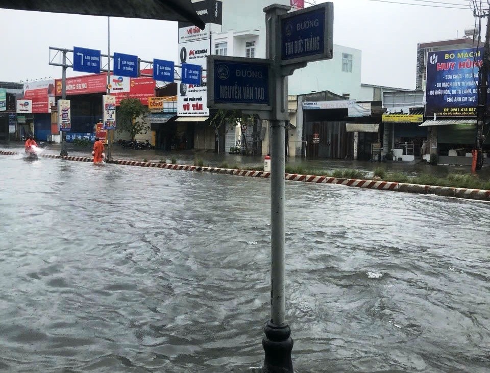 Mưa lớn gây ngập úng, Đà Nẵng ứng cứu người dân vùng ngập nặng