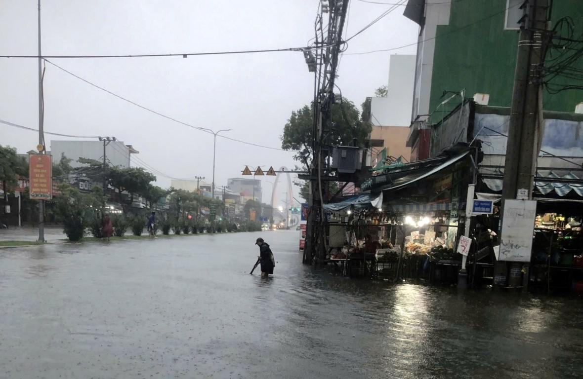 Mưa lớn gây ngập úng, Đà Nẵng ứng cứu người dân vùng ngập nặng