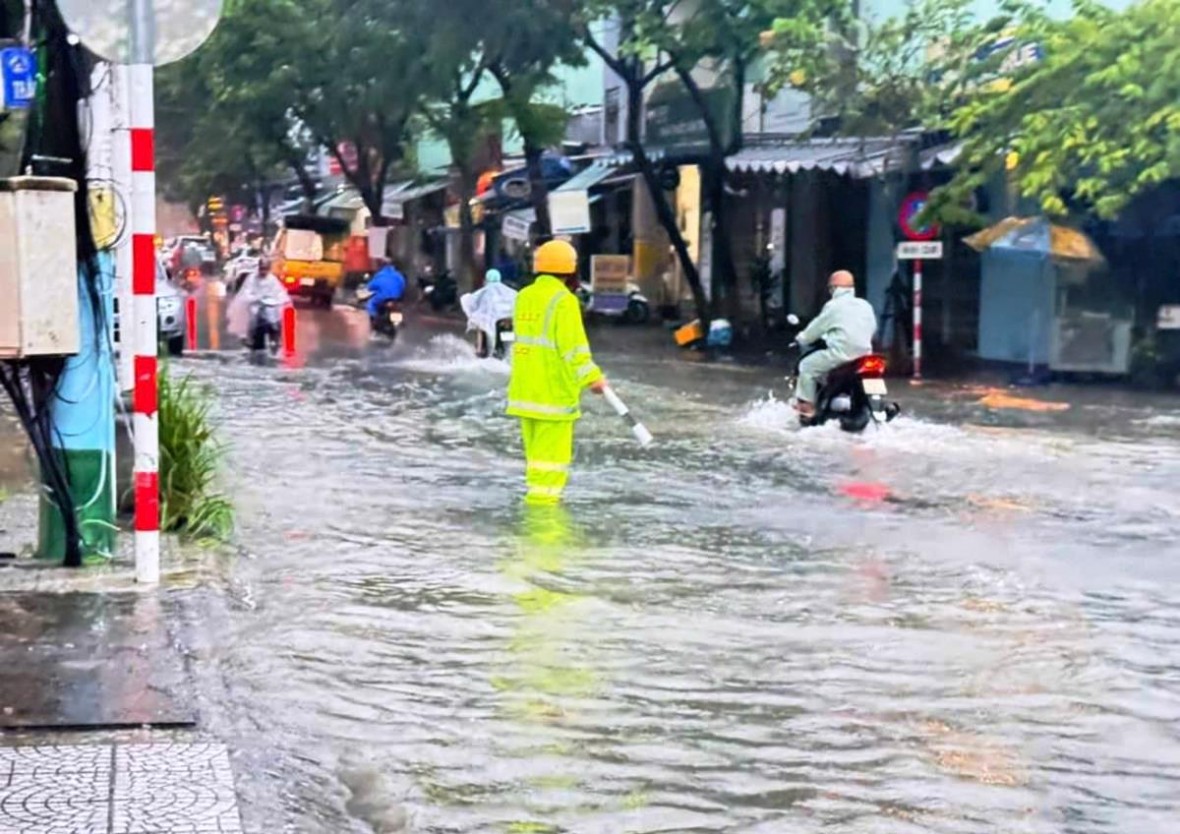 Mưa lớn gây ngập úng, Đà Nẵng ứng cứu người dân vùng ngập nặng