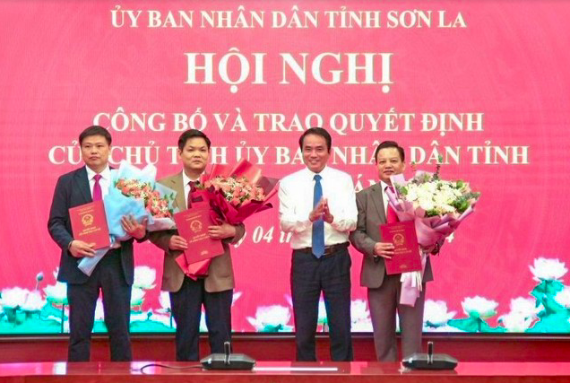 Phó Chủ tịch UBND tỉnh Sơn La Lê Hồng Minh trao quyết định điều động, bổ nhiệm nhân sự. Ảnh: Báo Sơn La