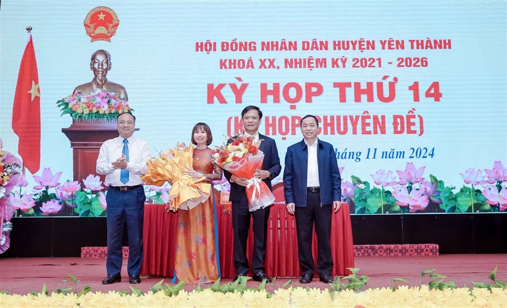 Tặng hoa chúc mừng Chủ tịch, Phó Chủ tịch UBND huyện Yên Thành.