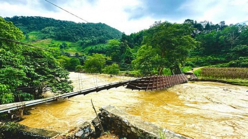 Sập cầu đang xây dựng ở Hà Giang