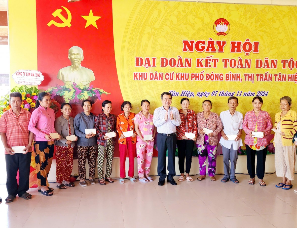 Bộ trưởng Bộ Xây dựng dự Ngày hội Đại đoàn kết tại khu phố Đông Bình, thị trấn Tân Hiệp (Kiên Giang)