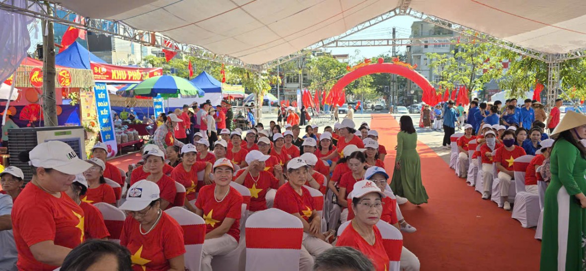 Rộn ràng Ngày hội Đại đoàn kết toàn dân tộc tại đất mỏ Cẩm Phả