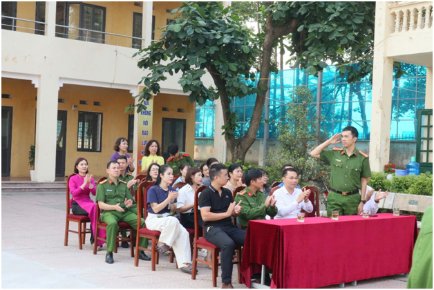 Thượng tá, PGS.TS Doãn Xuân Hùng - Phó trưởng khoa CSHS, Học viện Cảnh sát nhân dân tại buổi tuyên truyền.