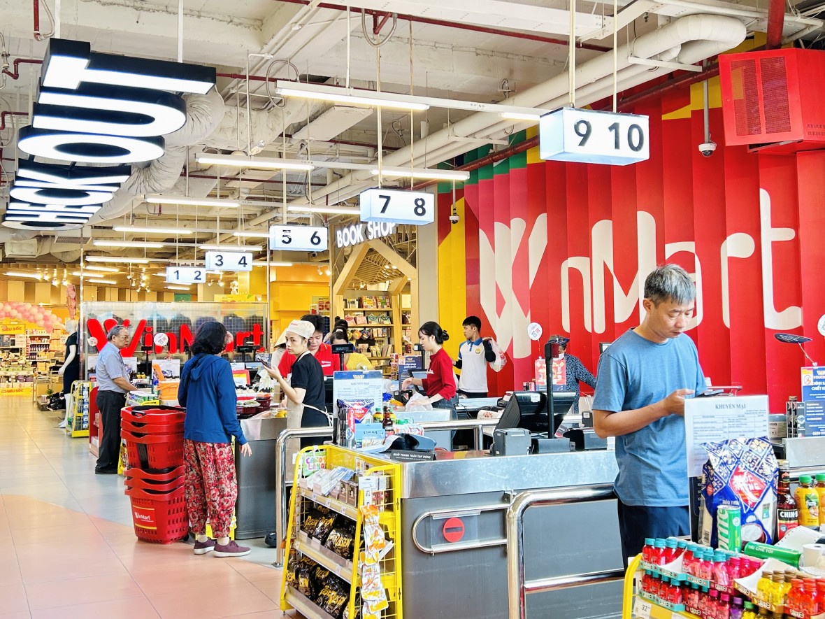 Khách hàng mua sắm tại WinMart.