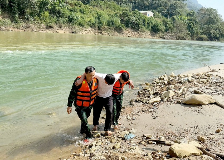 Bộ đội Biên phòng Việt Nam cứu sống công dân Trung Quốc bị nước cuốn trôi