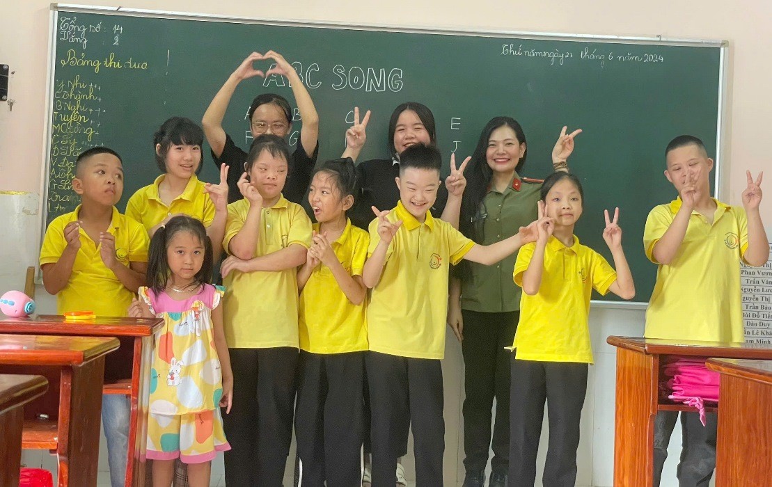 Nữ Trung úy Công an đưa trẻ khuyết tật tiếp cận với ngôn ngữ mới Nữ Trung úy Công an đưa trẻ khuyết tật tiếp cận với ngôn ngữ mới