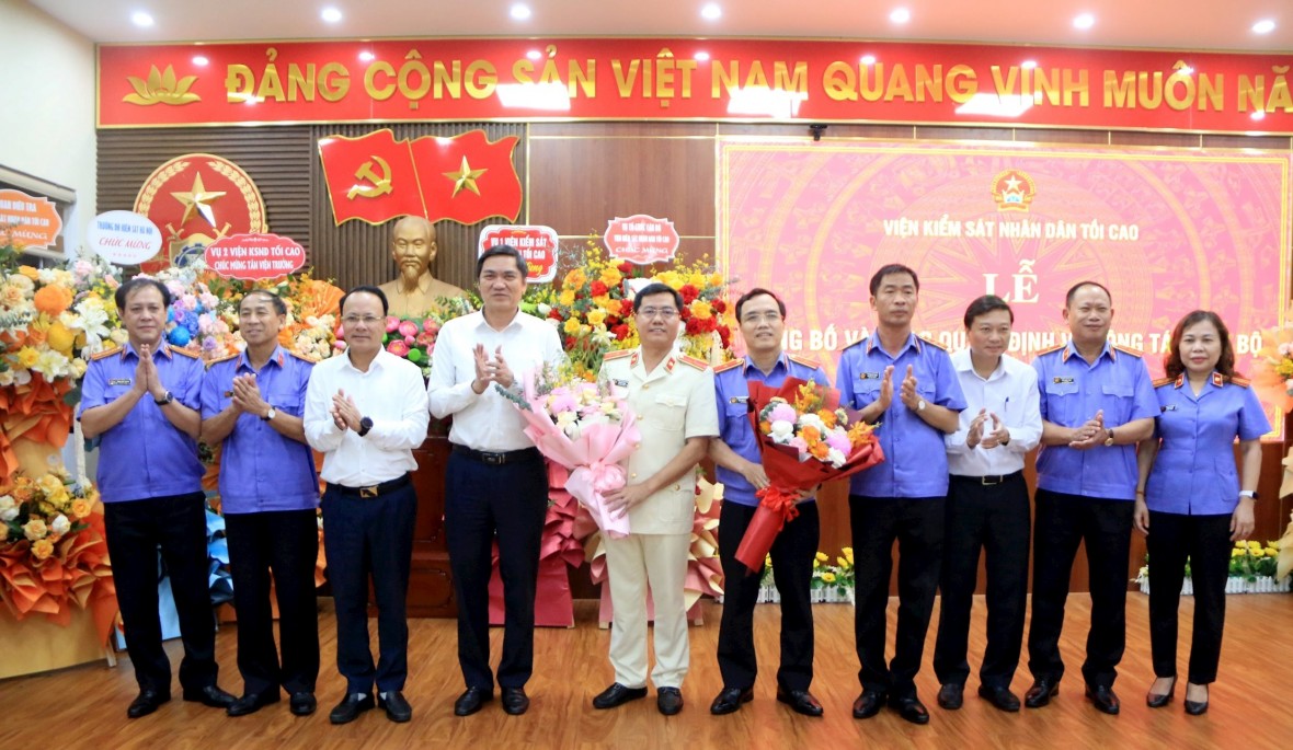 Tặng hoa chúc mừng tân Viện trưởng Viện KSND tỉnh Nghệ An Bùi Việt Cường và chia tay ông Tôn Thiện Phương nhận nhiệm vụ mới.