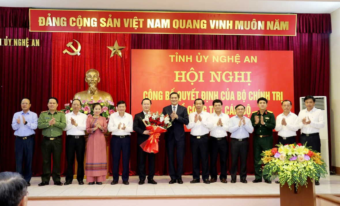 Ban Thường vụ Tỉnh ủy Nghệ An tặng hoa chúc mừng Tân Bí thư Tỉnh ủy Nguyễn Đức Trung