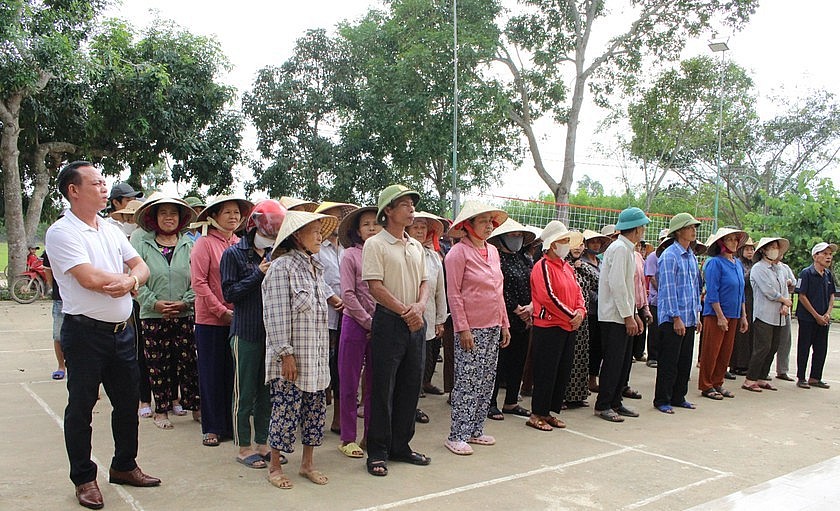 Báo Pháp luật Việt Nam trao hơn 300 suất quà cho người dân vùng lũ Quảng Bình