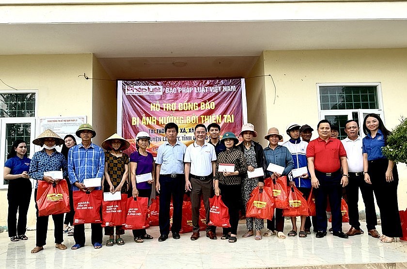 Báo Pháp luật Việt Nam trao hơn 300 suất quà cho người dân vùng lũ Quảng Bình