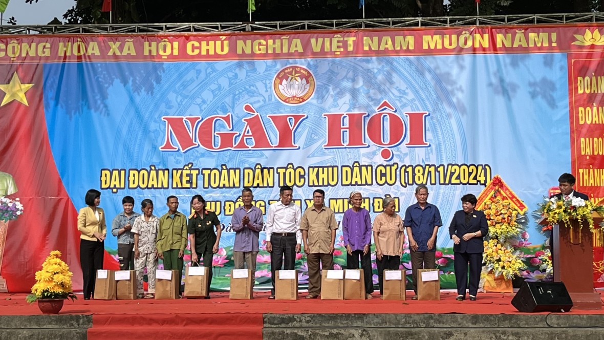 Chủ nhiệm Ủy ban Xã hội của Quốc hội Nguyễn Thúy Anh tặng quà cho thương bệnh binh và gia đình có hoàn cảnh khó khăn.