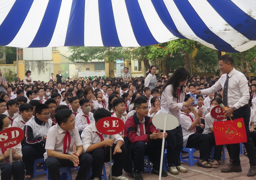 Th&agrave;nh vi&ecirc;n Đo&agrave;n Luật sư TP H&agrave; Nội giao lưu, chia sẻ với c&aacute;c em học sinh.