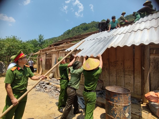 Lực lượng Đoàn viên, thanh niên Công an huyện hỗ trợ nhân dân khắc phục hậu quả mưa đá.