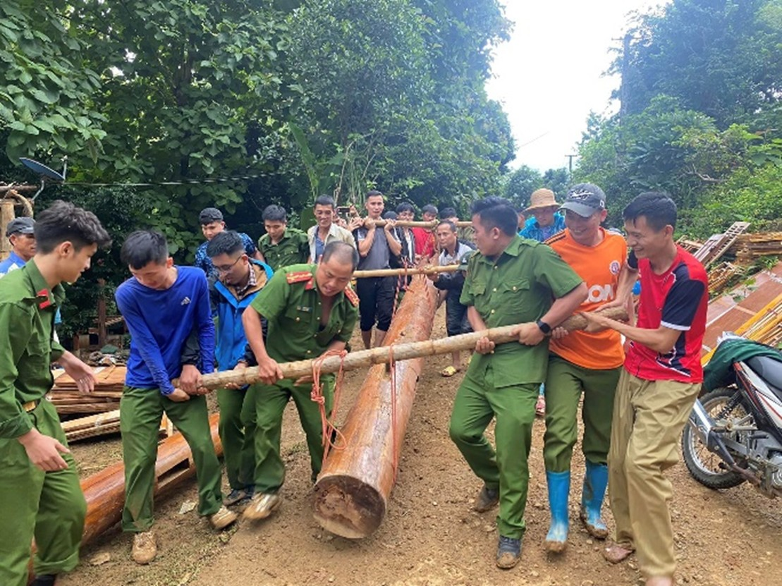 Đoàn cơ sở Công an huyện Vân Hồ Hoạt động hỗ trợ nhân dân tháo dỡ nhà, vận chuyển nguyên vật liệu, dựng nhà tại bản Tà Phù, xã Liên Hòa, huyện Vân Hồ về nơi tái định cư Pu Nhay, xã Liên Hòa.