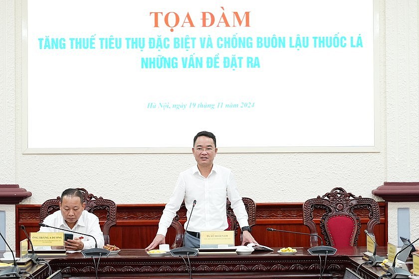 TS. Vũ Hoài Nam, Tổng Biên tập Báo Pháp luật Việt Nam phát biểu khai mạc Toạ đàm.