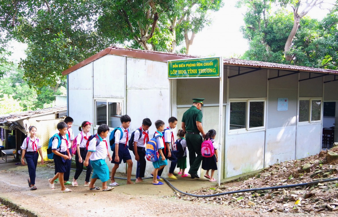 Thầy giáo “Quân hàm xanh” trên đảo Hòn Chuối