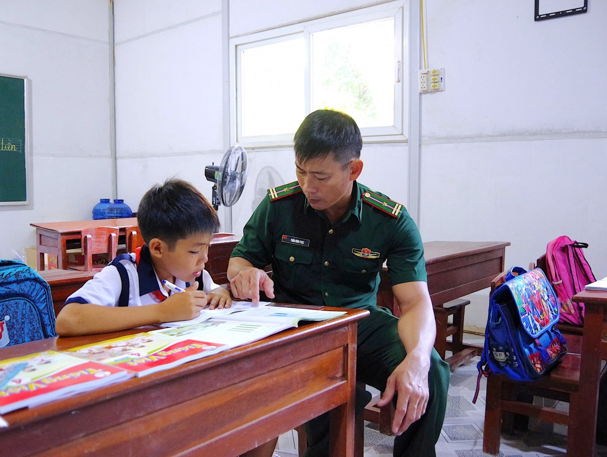 Thầy giáo “Quân hàm xanh” trên đảo Hòn Chuối