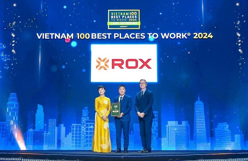 Đại diện ROX Group nhận chứng nhận Top 100 Nơi làm việc tốt nhất Việt Nam.