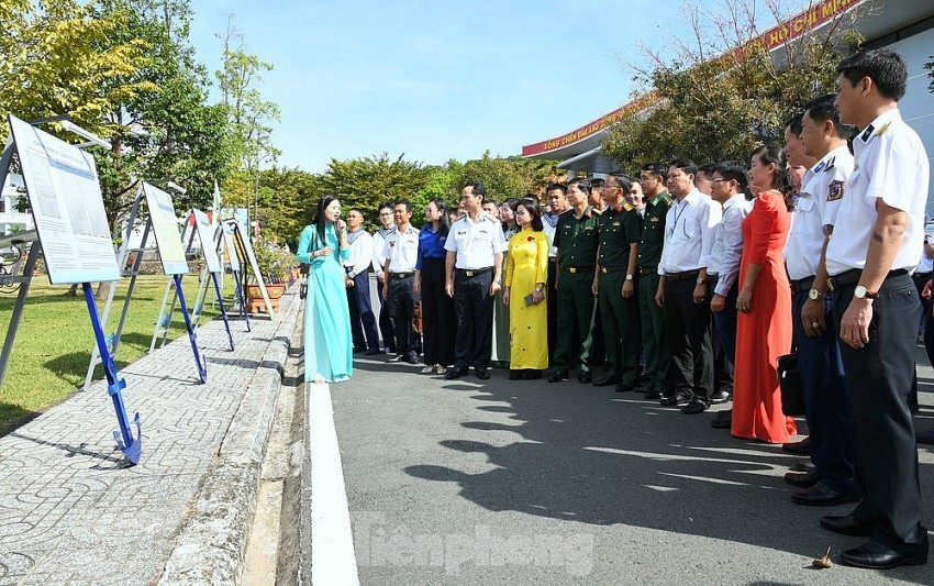 Hàng ngàn người đến thăm quan triển lãm