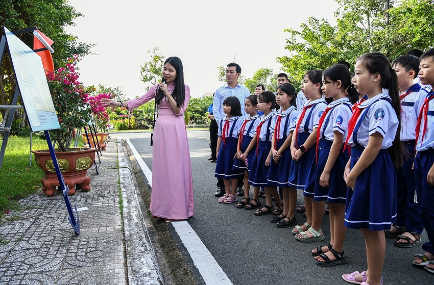 Triển lãm thu hút nhiều em học sinh đến tham quan, tìm hiểu