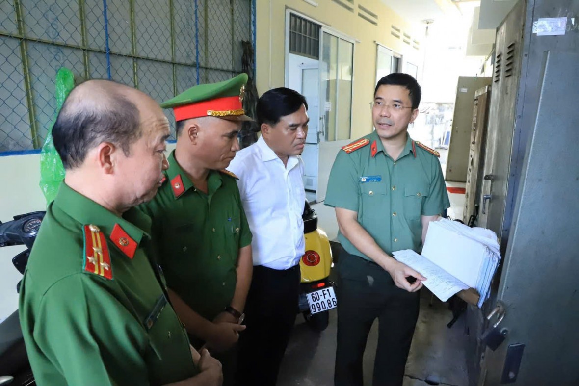 Đại tá Nguyễn Hồng Phong - Giám đốc Công an tỉnh Đồng Nai và ông Hồ Văn Nam - Bí thư Thành ủy Biên Hòa kiểm tra tại công an phường Thống Nhất.