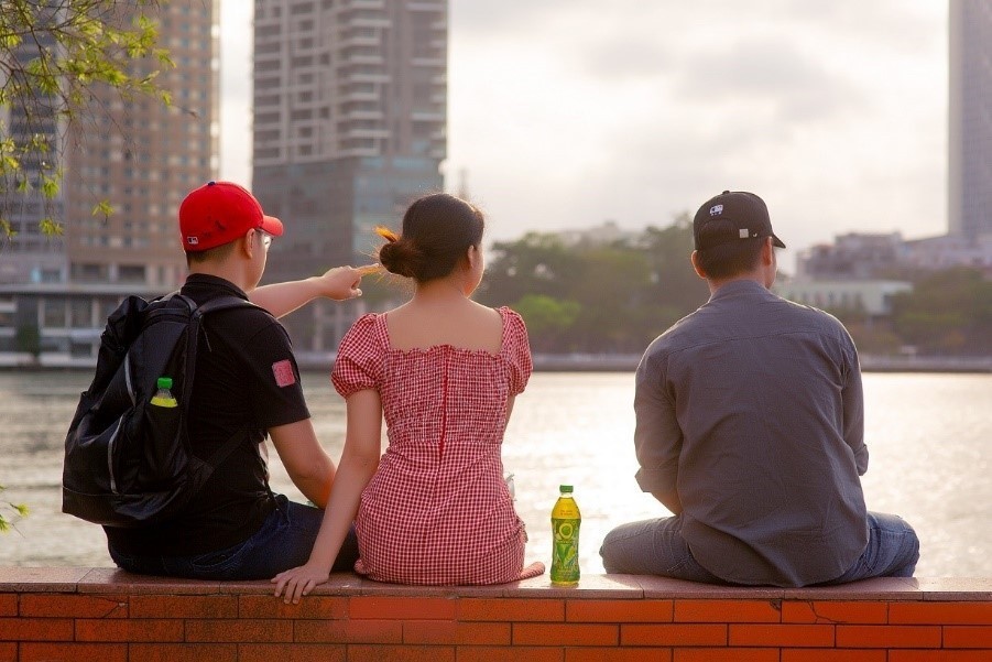 Nhiều người trẻ chọn cách hòa mình vào thiên nhiên và thưởng thức chai Trà Xanh Không Độ cùng bạn bè để giảm căng thẳng mệt mỏi ngày cuối năm.