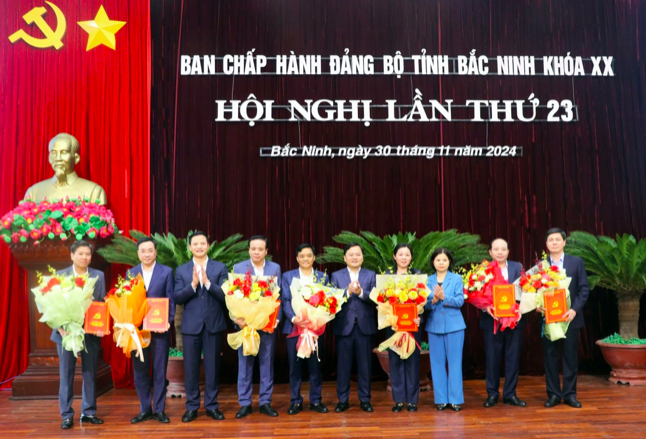 Thường trực Tỉnh ủy Bắc Ninh tặng hoa chúc mừng các đồng chí vừa được Ban Bí thư chỉ định tham gia Ban Chấp hành Đảng bộ tỉnh Bắc Ninh nhiệm kỳ 2020-2025.