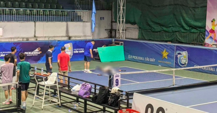 Đang chơi pickleball, người đàn ông bất ngờ choáng ngã ra sân. Ảnh: Thanh Xuân.