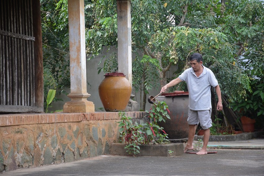 Ngôi nhà đã trải qua ba thế hệ sinh sống và gìn giữ cho đến nay, thế hệ thứ nhất là ông Dương Văn Hổ và bà Trần Thị Xíu, thế hệ thứ hai là ông Dương Văn Bảnh - con trai ông Dương Văn Hổ và thế hệ thứ ba là ông Dương Hồng Điệp cùng ông Dương Tấn Hòa cháu nội ông Dương Văn Hổ (người trong hình).