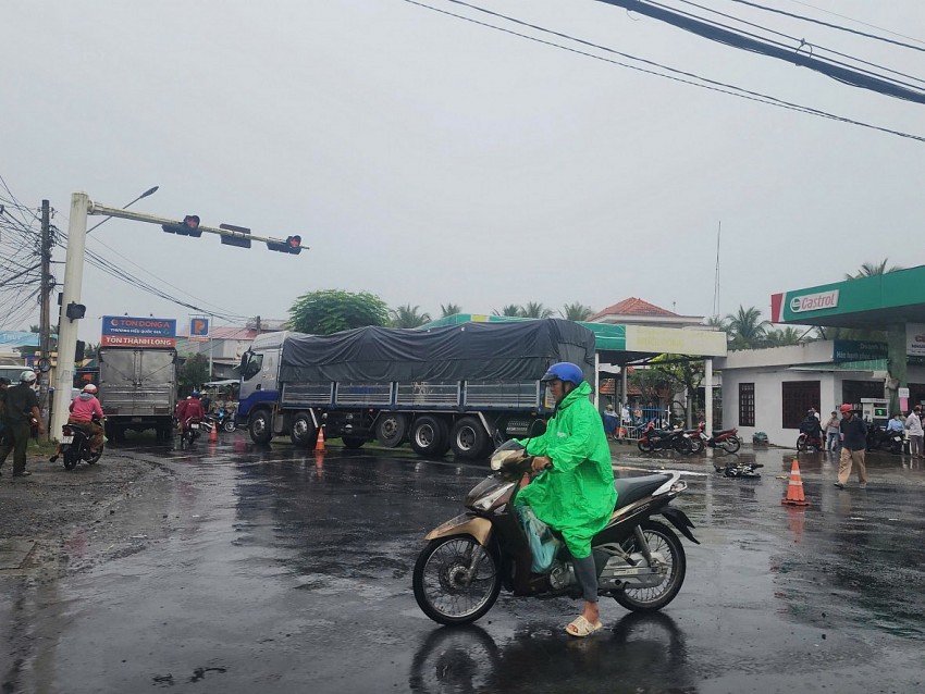 Tiền Giang: Va chạm giữa xe tải và xe đạp điện, một người tử vong