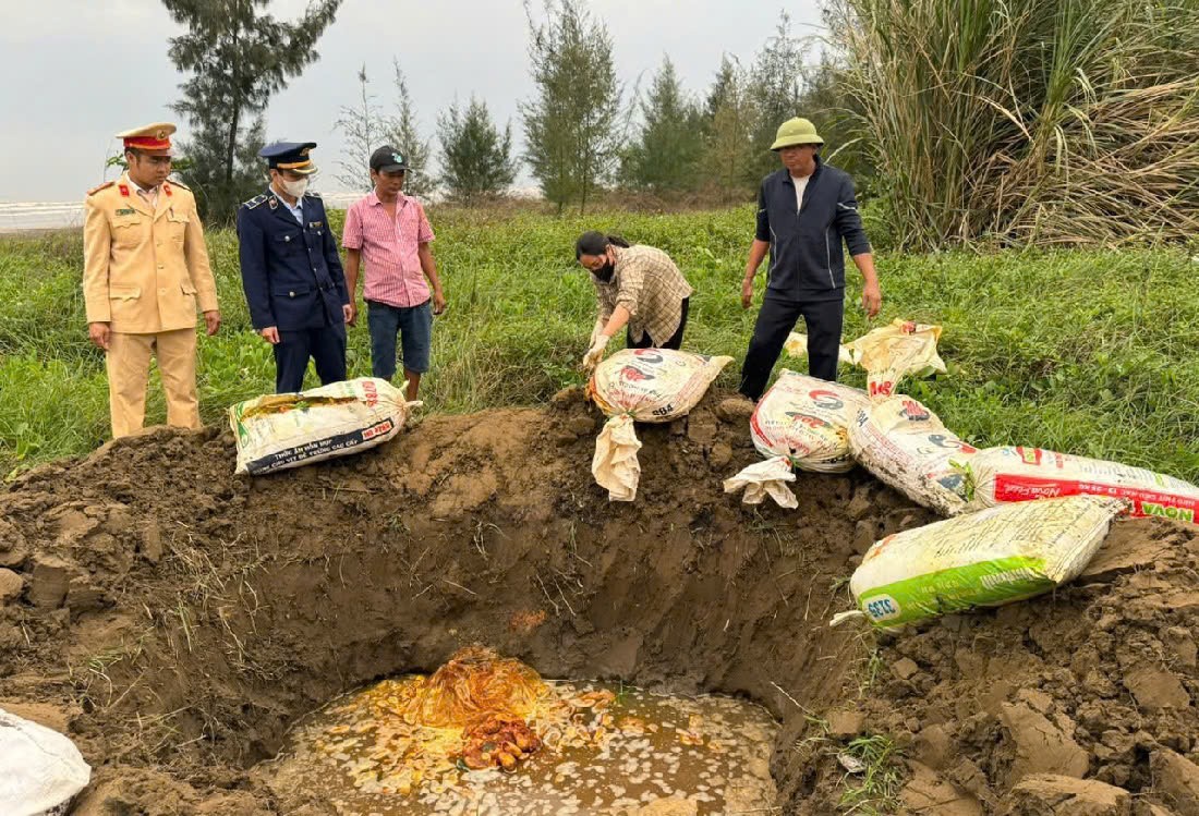 Tiến hành tiêu hủy số thực phẩm bẩn - Ảnh Công an Nghệ An.