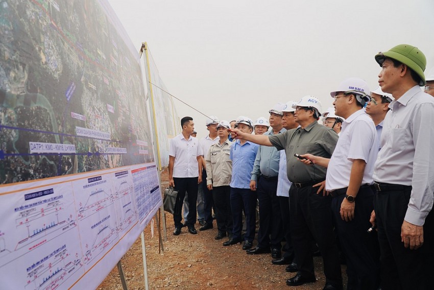 Thủ tướng Phạm Minh Chính thị sát tại công trường Sân bay Long Thành.