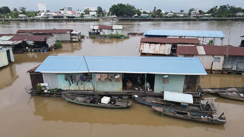 Ông Biên kể, cha ông, rồi đến ông và giờ đây là anh Kiều Quốc Khương – người con trai út – đều làm nghề đánh bắt cá trên sông. Những năm 1970-1980, nghề này còn thịnh, cá tôm phong phú, gia đình đủ ăn. Nhưng đến những năm 1990, cuộc sống bắt đầu thay đổi khi khu vực bị quy hoạch đô thị hóa, đất bị giải tỏa. Không còn nơi nào để đi, gia đình ông dắt nhau xuống sông, dựng bè mà sống.