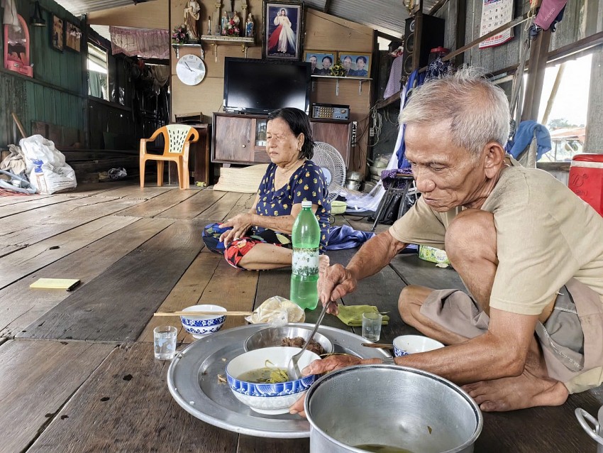 “Năm đó khó khăn lắm, nhưng chúng tôi không còn lựa chọn nào khác. Cái nghề này là tất cả những gì chúng tôi có,” bà Tý hồi tưởng.