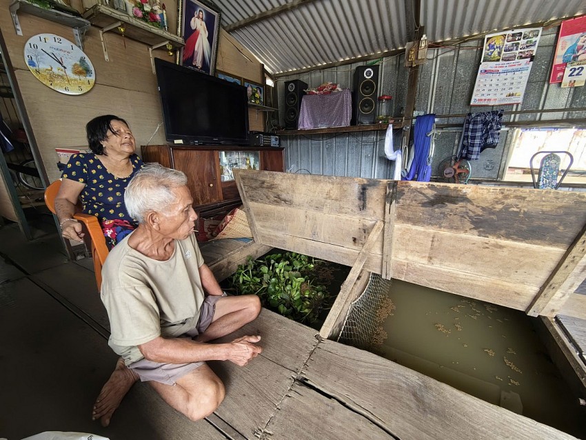 Ngoài việc đánh bắt, gia đình ông bà còn nuôi cá lồng để duy trì thu nhập. Hằng ngày, ông bà chăm sóc cá, nấu nướng, và lo cho các cháu đến trường. “Cuộc sống khó khăn, nhưng chúng tôi không muốn rời xa dòng sông – nơi đã gắn bó cả đời mình,” bà Tý tâm sự.