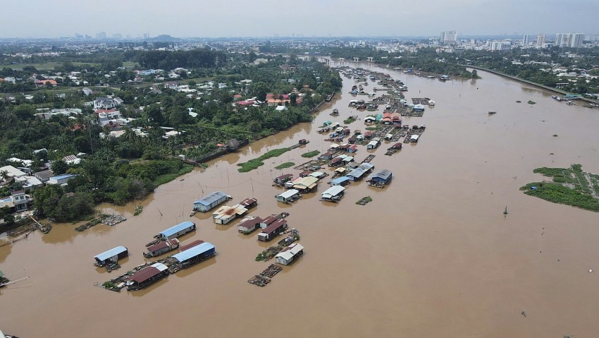 Họ hy vọng một ngày nào đó, nước sông sẽ lại trong xanh, cá tôm quay về, và nghề truyền thống không bị lãng quên.