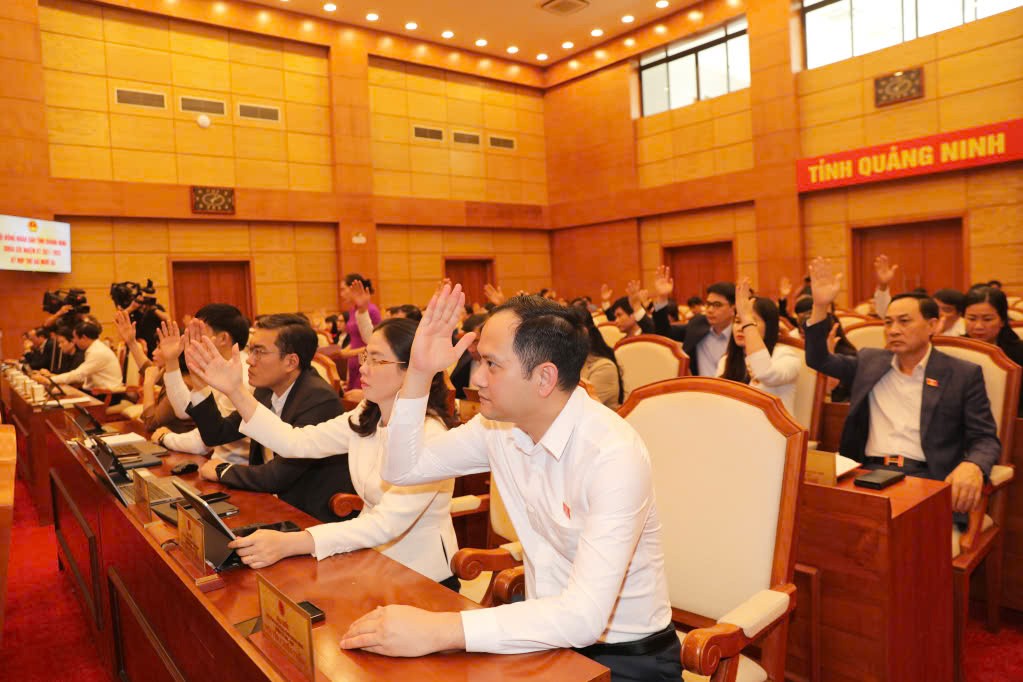 Quảng Ninh thông qua 21 nghị quyết quan trọng tại kỳ họp thứ 23 Quảng Ninh thông qua 21 nghị quyết quan trọng tại kỳ họp thứ 23