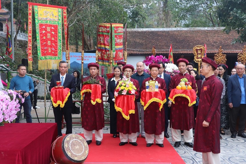 Lãnh đạo huyện Ba Vì, thành phố Hà Nội thực hiện nghi lễ dâng lễ vật, dâng hương tưởng niệm Ngày hóa của Đức Thánh Tản năm 2024.