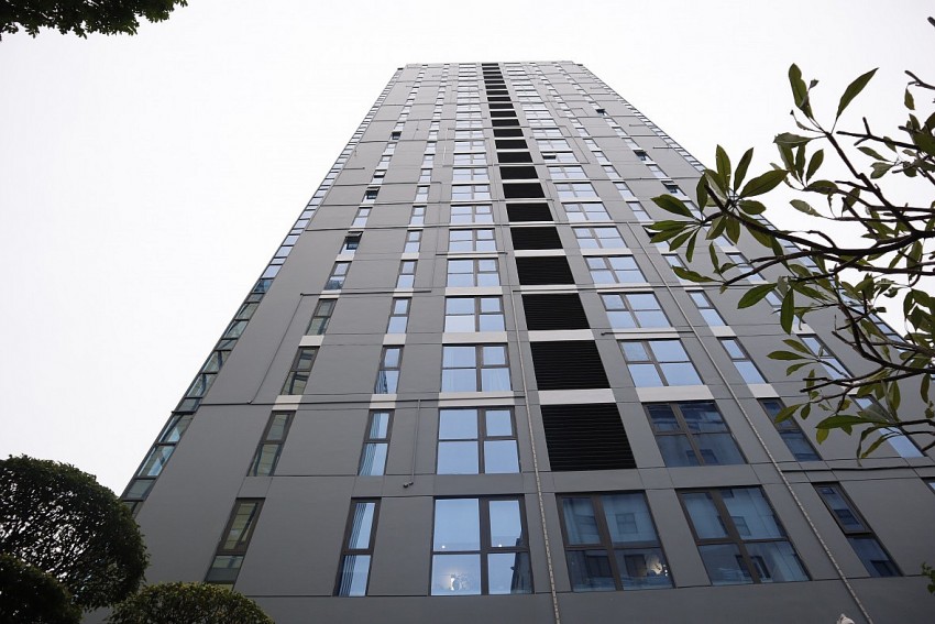 Với tầm nhìn ra hai hồ Hoàng Cầu và Thành Công, dự án được định hướng theo phân khúc hạng sang với giá rao bán khởi điểm từ 135 - 175 triệu đồng/m2, chưa bao gồm VAT và quỹ bảo trì. Giá này đắt hơn một dự án chung cư giai đoạn 2 tại mặt đường đôi Lê Quang