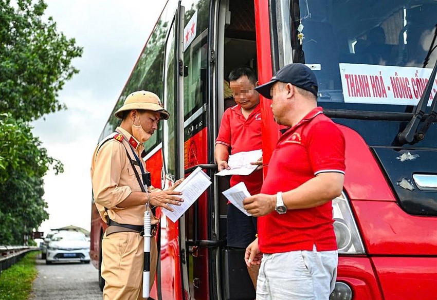 Cảnh sát giao thông kiểm tra xe kinh doanh vận tải.