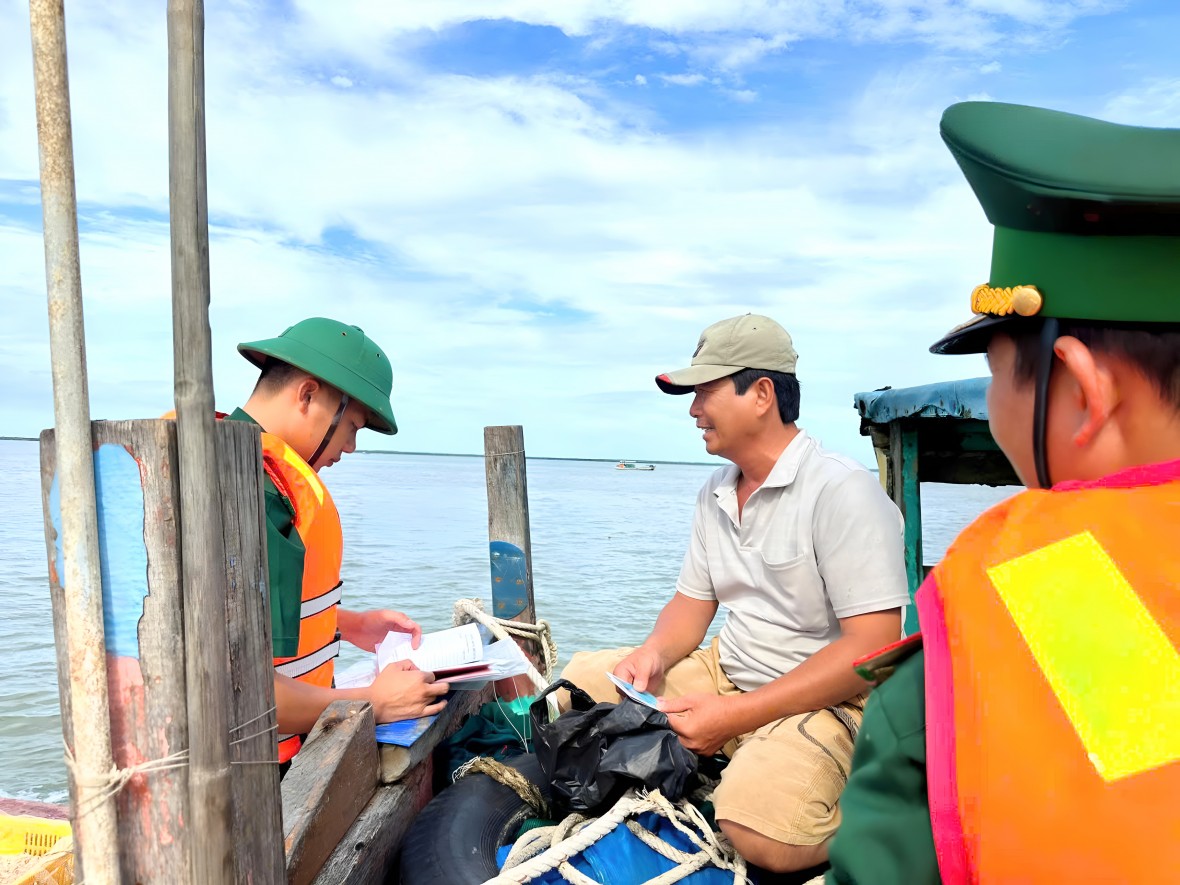 Đồn Biên phòng Gành Hào phối hợp tuyên truyền phòng, chống khai thác IUU