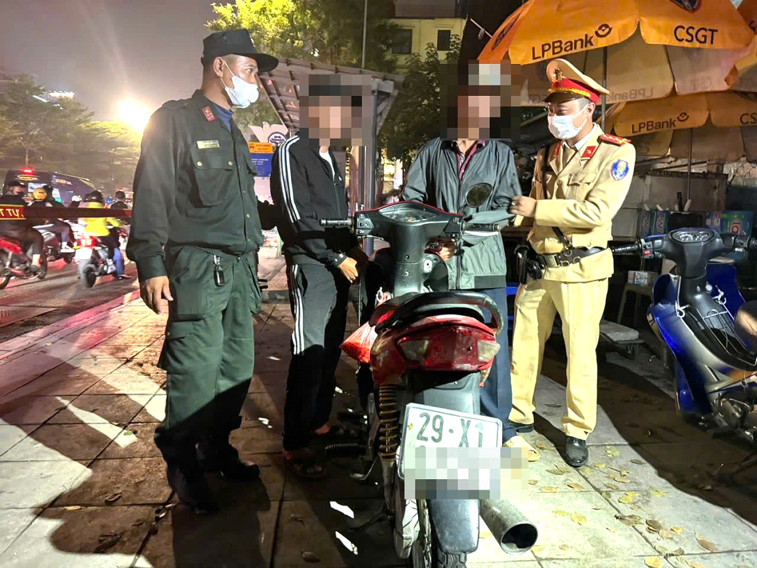 Hai tên trộm cùng chiếc xe máy vừa trộm cắp bị Cảnh sát bắt giữ. Hai tên trộm cùng chiếc xe máy vừa trộm cắp bị Cảnh sát bắt giữ.